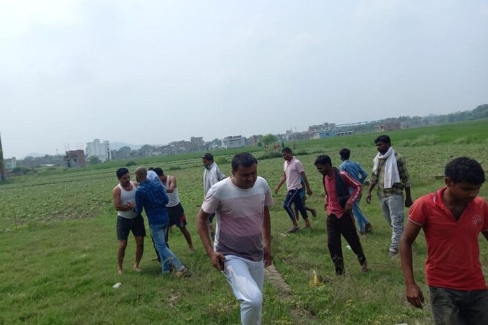 मुख्य म्हणजे पोलिस ठाण्यातून आरोपी पळून गेल्याची माहितीही त्या पीडिते तरुणाला झाली. तोच आरोपीला पकडण्यासाठी धावू लागला. त्यानंतर पोलिसही आरोपीच्या मागे धावले. तरूणाने धाव घेत आरोपीला पकडून पोलिसांच्या स्वाधीन केले. फोटो: न्यूज 18