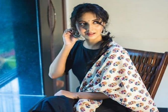 सायली संजीव सोशल मीडियावर खूप अॅक्टीव्ह असते. सायलीनं नुकताच काही फोटो सोशल मीडियावर शेअर केले आहेत. या फोटोमध्ये सायली खूपच सुंदर दिसत आहे. सायली संजीव सोशल मीडियावर खूप अॅक्टीव्ह असते. सायलीनं नुकताच काही फोटो सोशल मीडियावर शेअर केले आहेत. या फोटोमध्ये सायली खूपच सुंदर दिसत आहे.