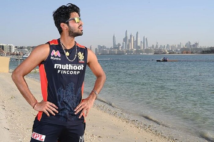 जगातली सर्वात मोठी क्रिकेट लीग असलेल्या आयपीएलमध्ये (IPL 2020) दरवर्षी अनेक रेकॉर्ड मोडले जातात. मात्र एक असा रेकॉर्ड आहे, जो 12 आयपीएल फायनलमध्ये कोणत्याच गोलंदाजाला मोडला आलेले नाही आहे. हा रेकॉर्ड एका 20 वर्षीय खेळाडूच्या नावावर आहे. 