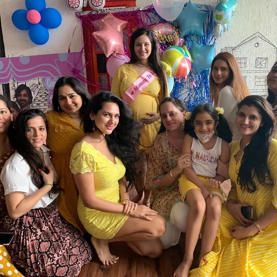 फोटो शेअर करीत पूजाने लिहिलं आहे की, मी ही भावना शब्दात व्यक्त करू शकत नाही. मला सर्वांनी दिलेल्या प्रेमासाठी धन्यवाद. कुणाल वर्माला पहिलं सरप्राइज देण्यासाठी धन्यवाद ’’ Photo Courtesy: Puja Banerjee/Instagram फोटो शेअर करीत पूजाने लिहिलं आहे की, मी ही भावना शब्दात व्यक्त करू शकत नाही. मला सर्वांनी दिलेल्या प्रेमासाठी धन्यवाद. कुणाल वर्माला पहिलं सरप्राइज देण्यासाठी धन्यवाद ’’ Photo Courtesy: Puja Banerjee/Instagram