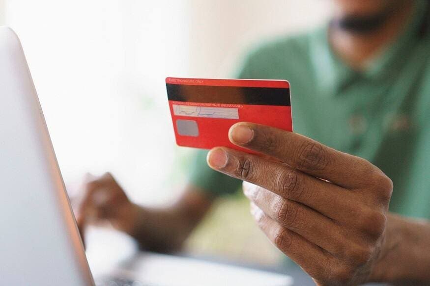 जर तुम्ही क्रेडिट कार्ड (Credit Card) चा खूप वापर करत आहात आणि केवळ मिनिमम पेमेंट करत आहात तर ते धोकादायक ठरू शकते. जाणून घ्या कसे जर तुम्ही क्रेडिट कार्ड (Credit Card) चा खूप वापर करत आहात आणि केवळ मिनिमम पेमेंट करत आहात तर ते धोकादायक ठरू शकते. जाणून घ्या कसे