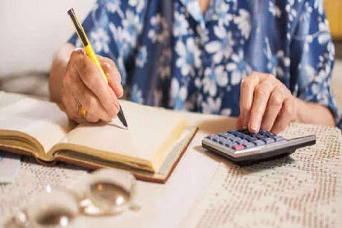 जर तु्म्ही क्रेडिट कार्डवरून 10000 रुपये खर्च केले आणि बिलानुसार असे आले की तुमच्याकडे 500 रुपये मिनिमम अमांऊंट ड्यूचा देखील पर्याय आहे, तर तुम्ही या जाळ्यात फसत आहात. क्रेडिट कार्डचा वापर करताना तुमच्याकडे तीन पर्याय येतात. जर तु्म्ही क्रेडिट कार्डवरून 10000 रुपये खर्च केले आणि बिलानुसार असे आले की तुमच्याकडे 500 रुपये मिनिमम अमांऊंट ड्यूचा देखील पर्याय आहे, तर तुम्ही या जाळ्यात फसत आहात. क्रेडिट कार्डचा वापर करताना तुमच्याकडे तीन पर्याय येतात.