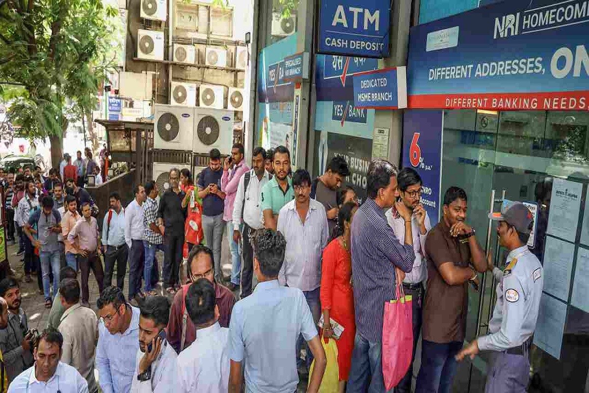 ग्राहकांवर काय परिणाम होणार?- तज्ज्ञांच्या मते ग्राहकांच्या हिताचा हा निर्णय आहे, कारण जर एखादी बँक आता डिफॉल्ट झाली तर बँकेत पाच लाखांपर्यंत जमा केलेली रक्कम पूर्णपणे सुरक्षित आहे. कारण 1 फेब्रुवारी 2020 रोजी सादर झालेल्या अर्थसंकल्पात अर्थमंत्र्यांनी ही रक्कम 1 लाख रुपयांवरून 5 लाख रुपयांपर्यंत वाढवली आहे. ग्राहकांवर काय परिणाम होणार?- तज्ज्ञांच्या मते ग्राहकांच्या हिताचा हा निर्णय आहे, कारण जर एखादी बँक आता डिफॉल्ट झाली तर बँकेत पाच लाखांपर्यंत जमा केलेली रक्कम पूर्णपणे सुरक्षित आहे. कारण 1 फेब्रुवारी 2020 रोजी सादर झालेल्या अर्थसंकल्पात अर्थमंत्र्यांनी ही रक्कम 1 लाख रुपयांवरून 5 लाख रुपयांपर्यंत वाढवली आहे.