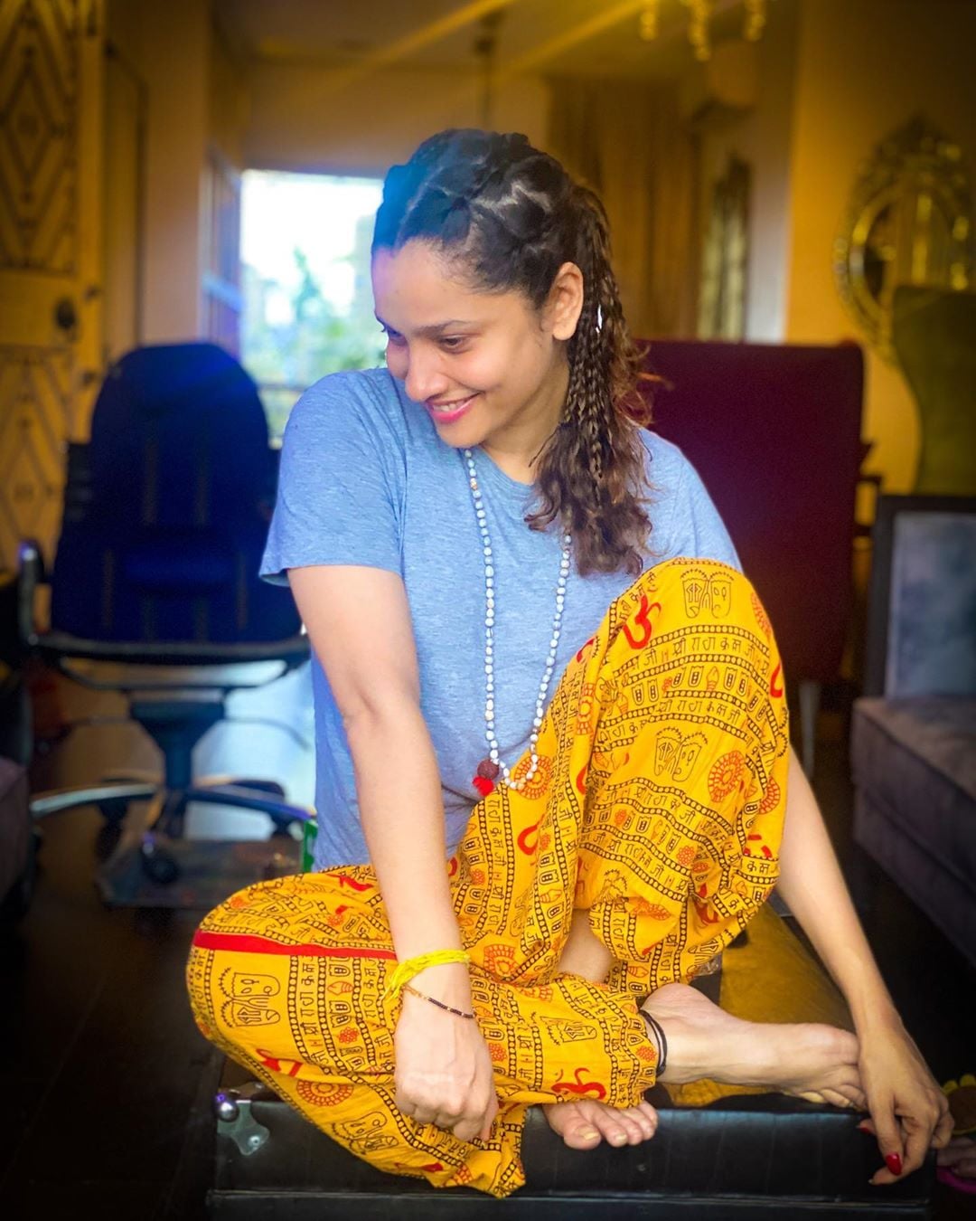 तर अंकिताने तिच्या इंस्टाग्राम अकाउंटवर काही फोटो शेअर केले आहेत. या फोटोंमध्ये ती आईने केलेल्या हेअर स्टाइलमुळे खूप खूष आहे. या फोटोन अंकिताने ग्रे रंगाचं टॉप आणि ओम प्रिंटचा पायजमा घातला आहे. या पायजम्यामुळे चाहत्यांनी नाराजी व्यक्त केली आहे. (Photo Credit- @lokhandeankita/Instagram) तर अंकिताने तिच्या इंस्टाग्राम अकाउंटवर काही फोटो शेअर केले आहेत. या फोटोंमध्ये ती आईने केलेल्या हेअर स्टाइलमुळे खूप खूष आहे. या फोटोन अंकिताने ग्रे रंगाचं टॉप आणि ओम प्रिंटचा पायजमा घातला आहे. या पायजम्यामुळे चाहत्यांनी नाराजी व्यक्त केली आहे. (Photo Credit- @lokhandeankita/Instagram)