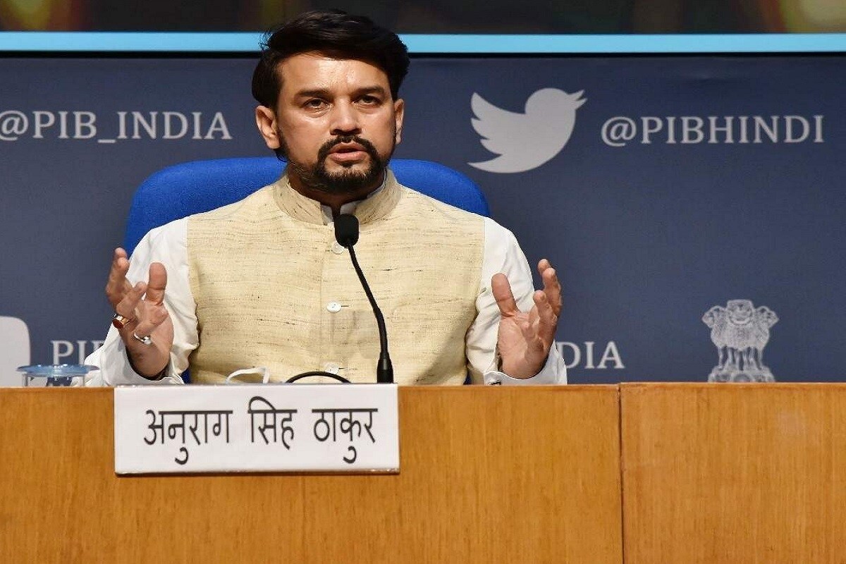 अर्थ राज्य मंत्री अनुराग सिंह ठाकुर (Anurag Singh Thakur) यांनी सोमवार लोकसभेत एका लिखित उत्तरात सांगितले की सरकारच्या रणनीतीच्या भागभांडवलाची विक्री आणि मायनॉरिटी स्टेक डाइल्युशनच्या माध्यमातून गुंतवणूक नीती सुरू आहे. ठाकूर म्हणाले की नीती आयोगाने सरकारी कंपन्यांच्या गुंतवणुकीसाठी काही अटी तयार केल्या आहेत. या आधारावर सरकारने 2016 पासून आतापर्यंत 34 प्रकरणात रणनीतिक गुंतवणुकीला सैद्धांतिक मंजुरी दिली आहे. यामध्ये 8 प्रकरणात ही प्रक्रिया पूर्ण करण्यात आली आहे. 6 CPSE बंद करणे आणि बाकी 20 मध्ये गुंतवणुकीची प्रक्रिया विविध टप्प्यात आहे. अर्थ राज्य मंत्री अनुराग सिंह ठाकुर (Anurag Singh Thakur) यांनी सोमवार लोकसभेत एका लिखित उत्तरात सांगितले की सरकारच्या रणनीतीच्या भागभांडवलाची विक्री आणि मायनॉरिटी स्टेक डाइल्युशनच्या माध्यमातून गुंतवणूक नीती सुरू आहे. ठाकूर म्हणाले की नीती आयोगाने सरकारी कंपन्यांच्या गुंतवणुकीसाठी काही अटी तयार केल्या आहेत. या आधारावर सरकारने 2016 पासून आतापर्यंत 34 प्रकरणात रणनीतिक गुंतवणुकीला सैद्धांतिक मंजुरी दिली आहे. यामध्ये 8 प्रकरणात ही प्रक्रिया पूर्ण करण्यात आली आहे. 6 CPSE बंद करणे आणि बाकी 20 मध्ये गुंतवणुकीची प्रक्रिया विविध टप्प्यात आहे.