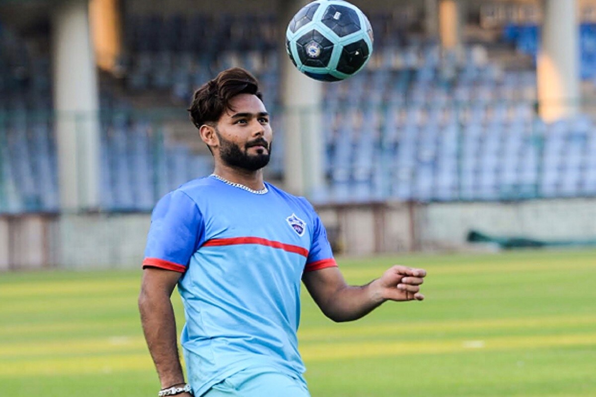 दिल्ली कॅपिटल्सचा कर्णधार श्रेयस अय्यर आहे, त्याच्यावर 7 कोटींची बोली लावण्यात आली होती. मात्र या संघात काही खेळाडू आहेत, जे त्याच्यापेक्षा अधिक मानधन घेतात. यामध्ये पहिले नाव ऋषभ पंतचे आहे, जो 15 कोटींची कमाई करणार आहे. त्याची ही रक्कम रोहित शर्मा आणि महेद्रसिंह धोनीइतकीच आहे. दिल्ली कॅपिटल्सचा कर्णधार श्रेयस अय्यर आहे, त्याच्यावर 7 कोटींची बोली लावण्यात आली होती. मात्र या संघात काही खेळाडू आहेत, जे त्याच्यापेक्षा अधिक मानधन घेतात. यामध्ये पहिले नाव ऋषभ पंतचे आहे, जो 15 कोटींची कमाई करणार आहे. त्याची ही रक्कम रोहित शर्मा आणि महेद्रसिंह धोनीइतकीच आहे.