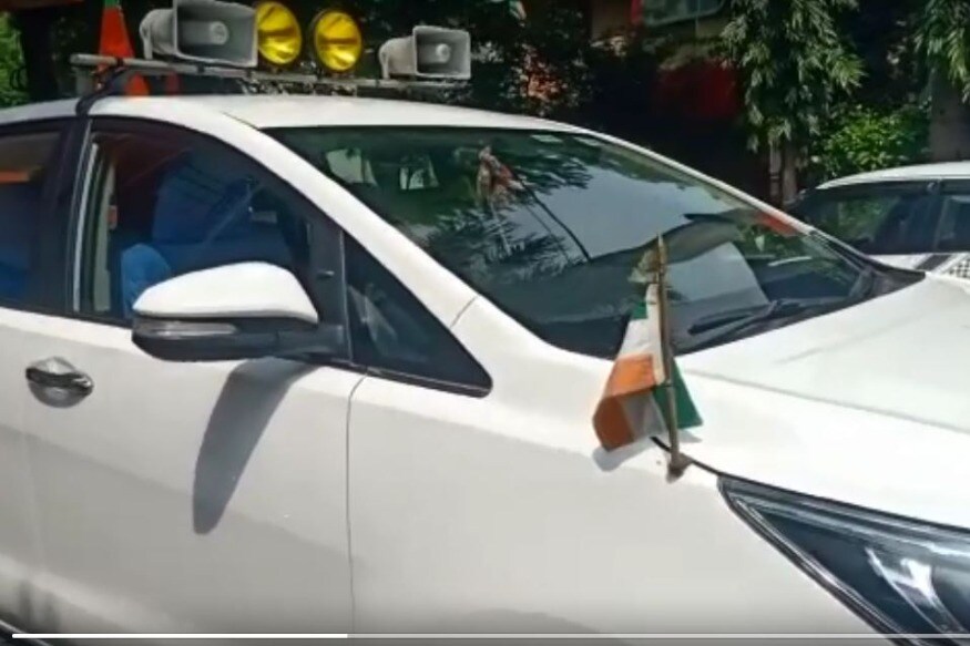 इंदूरपासून देवासपर्यंत आलेल्या गाडीवर तिरंगा झेंडा उलटा लावला होता. मात्र त्यांना हे लक्षात आलं नाही. देवासमध्ये जेव्हा मीडिया कर्मचाऱ्यांनी त्याकडे लक्ष दिलं तर मंत्री उषा ठाकुर यांनी चूक मान्य केली. यादरम्यान त्यांनी सांगितले की ते नेहमीच राष्ट्रीय प्रतिकांचा सन्मानाबाबत सतर्क असतात. राष्ट्र ध्वज (National flag) साठी सर्व जीवन समर्पित आहे. त्यामुशे हा मुद्दा होता कामा नये. फोटोः News 18 इंदूरपासून देवासपर्यंत आलेल्या गाडीवर तिरंगा झेंडा उलटा लावला होता. मात्र त्यांना हे लक्षात आलं नाही. देवासमध्ये जेव्हा मीडिया कर्मचाऱ्यांनी त्याकडे लक्ष दिलं तर मंत्री उषा ठाकुर यांनी चूक मान्य केली. यादरम्यान त्यांनी सांगितले की ते नेहमीच राष्ट्रीय प्रतिकांचा सन्मानाबाबत सतर्क असतात. राष्ट्र ध्वज (National flag) साठी सर्व जीवन समर्पित आहे. त्यामुशे हा मुद्दा होता कामा नये. फोटोः News 18