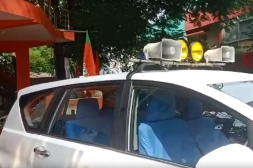 मंत्री उषा ठाकुर यांनी सांगितले की, राष्ट्रध्वजासाठी जर कोणाकडून चूक झाली तर ही आमची जबाबदारी आहे. याला तत्काळ सुधार करण्याची गरज आहे. मीडियाच्या प्रश्नावर त्यांनी सांगितले की, ते नेहमी याबाबत जागृत असतात. सोबतच तिरंगा झेडा कसा लावावा याचं प्रशिक्षण देण्यात येईल. फोटोः News 18 मंत्री उषा ठाकुर यांनी सांगितले की, राष्ट्रध्वजासाठी जर कोणाकडून चूक झाली तर ही आमची जबाबदारी आहे. याला तत्काळ सुधार करण्याची गरज आहे. मीडियाच्या प्रश्नावर त्यांनी सांगितले की, ते नेहमी याबाबत जागृत असतात. सोबतच तिरंगा झेडा कसा लावावा याचं प्रशिक्षण देण्यात येईल. फोटोः News 18