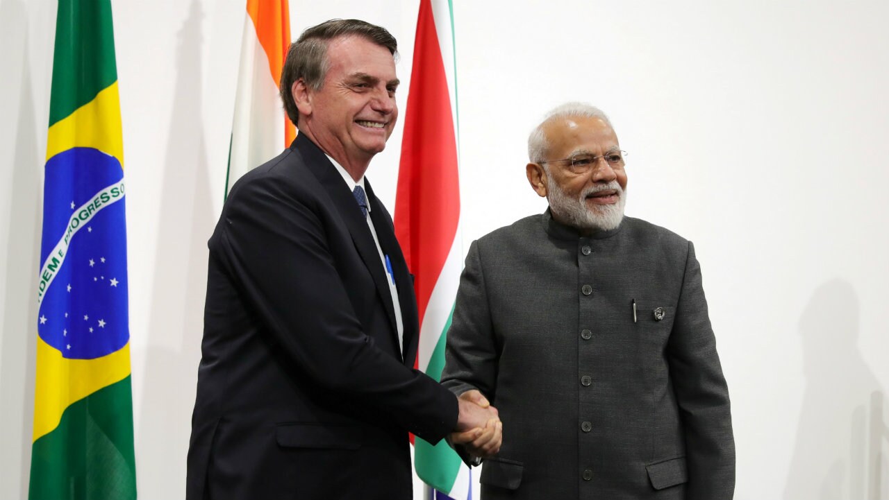 पंतप्रधान नरेंद्र मोदी ब्राझीलचे राष्ट्राध्यक्ष जैयर बोल्सनारो यांच्या भेटीदरम्यान हा फोटो आहे. 28 जून रोजी बोल्सनारो भारत दौऱ्यावर आले होते. दोघांमधील संबंध बऱ्यापैकी चांगले असल्याचं मानलं जातात. पंतप्रधान नरेंद्र मोदी ब्राझीलचे राष्ट्राध्यक्ष जैयर बोल्सनारो यांच्या भेटीदरम्यान हा फोटो आहे. 28 जून रोजी बोल्सनारो भारत दौऱ्यावर आले होते. दोघांमधील संबंध बऱ्यापैकी चांगले असल्याचं मानलं जातात.