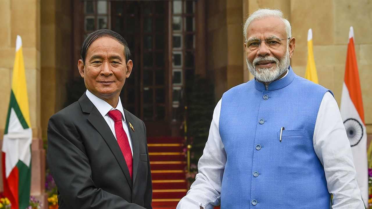 PM मोदी दिल्लीतील हैदराबाद हाऊसमध्ये म्यानमारचे राष्ट्रपती यू विन मिन्त यांची भेट घेतानाचा हा फोटो आहे. 27 फेब्रुवारी 2020 रोजी म्यानमारच्या राष्ट्रापतींनी भारत दौरा केला होता. त्यावेळी मोदींनी घेतलेल्या भेटीदरम्यानचा हा खास फोटो. PM मोदी दिल्लीतील हैदराबाद हाऊसमध्ये म्यानमारचे राष्ट्रपती यू विन मिन्त यांची भेट घेतानाचा हा फोटो आहे. 27 फेब्रुवारी 2020 रोजी म्यानमारच्या राष्ट्रापतींनी भारत दौरा केला होता. त्यावेळी मोदींनी घेतलेल्या भेटीदरम्यानचा हा खास फोटो.