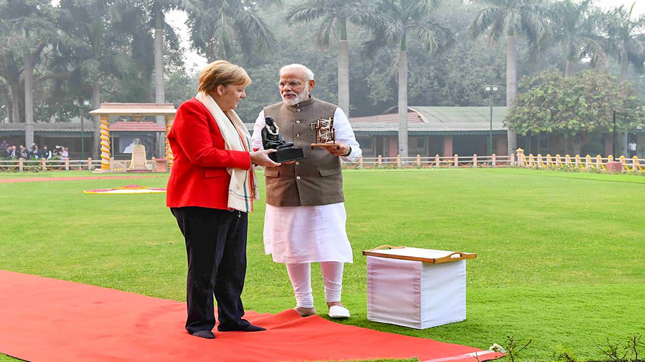 जर्मन चान्सलर एन्जेला मर्केल यांचीही पंतप्रधान मोदींनी परदेश दौऱ्यादरम्यान बऱ्याचवेळा भेट घेतली आहे. 1 नोव्हेंबर 2019 रोजी झालेल्या भेटीदरम्यानचा हा खास फोटो आहे. जर्मन चान्सलर एन्जेला मर्केल यांचीही पंतप्रधान मोदींनी परदेश दौऱ्यादरम्यान बऱ्याचवेळा भेट घेतली आहे. 1 नोव्हेंबर 2019 रोजी झालेल्या भेटीदरम्यानचा हा खास फोटो आहे.