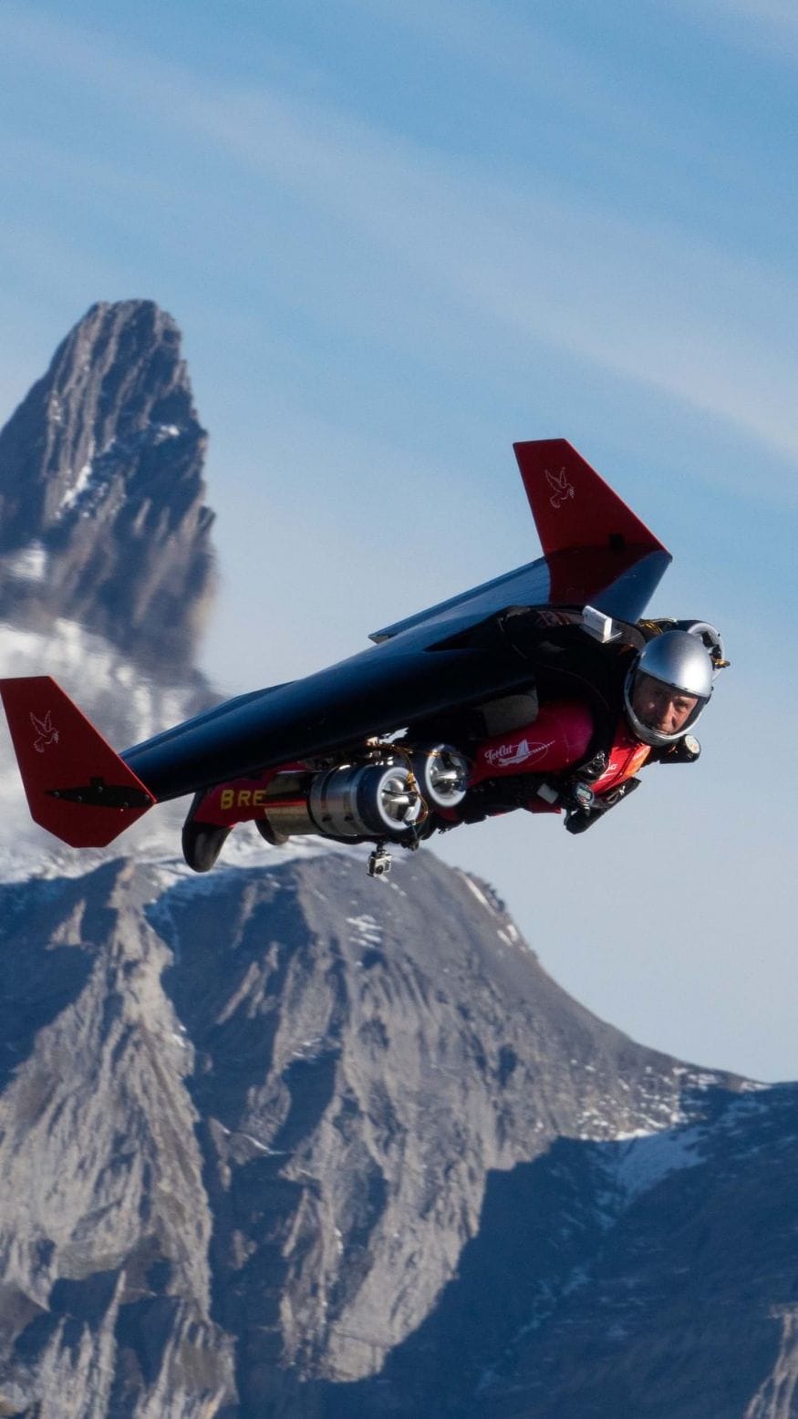 जेटमॅन (Jet-Man) - स्वित्झर्लंडमधील प्रोफेशनल पायलट आणि एरोनॉटिकल इंजिनीअर येवेस रूस्सी (Yves Rossi) हे पहिले jet-pack-powered flight आहेत. आपण बॅटमॅनपासून प्रेरणा घेतल्याचा दावा त्यांनी केला आहे. (फोटो सौजन्य - इन्स्टाग्राम) जेटमॅन (Jet-Man) - स्वित्झर्लंडमधील प्रोफेशनल पायलट आणि एरोनॉटिकल इंजिनीअर येवेस रूस्सी (Yves Rossi) हे पहिले jet-pack-powered flight आहेत. आपण बॅटमॅनपासून प्रेरणा घेतल्याचा दावा त्यांनी केला आहे. (फोटो सौजन्य - इन्स्टाग्राम)