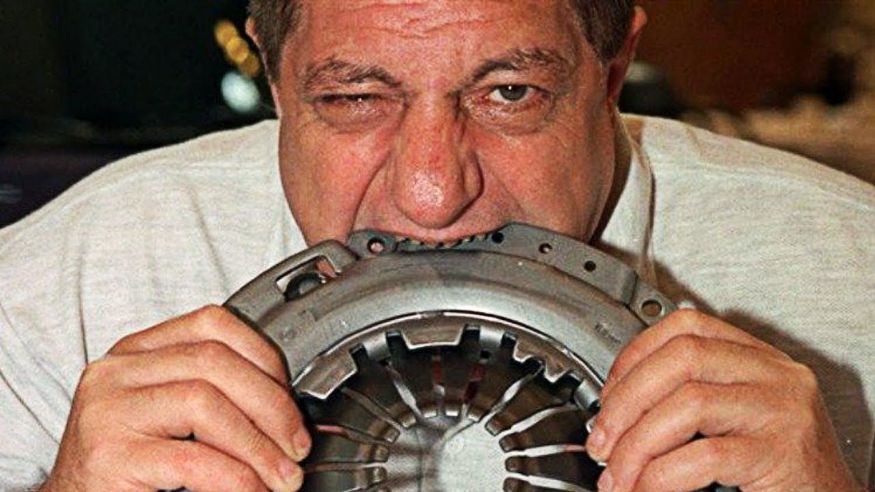 मि. इट इव्हरिथिंग (Mr Eat Everything) - फ्रेंचमधील मायकेल लोटिटो (Michel Lotito) यांना Mr. Eats All म्हणून ओळखलं जातं. त्यांना जो डायजेस्टिव्ह डिसॉर्डर आहे, त्याला पिका (Pica) असं म्हटलं जातं. ज्यामुळे ते काच, रबर, दगड, धातू अशा कोणत्याही वस्तू खाऊ शकतात. यामुळे त्यांच्या पोटाला आणि आतड्यांना कोणतीही इजा होत नाही. (फोटो सौजन्य - इन्स्टाग्राम) मि. इट इव्हरिथिंग (Mr Eat Everything) - फ्रेंचमधील मायकेल लोटिटो (Michel Lotito) यांना Mr. Eats All म्हणून ओळखलं जातं. त्यांना जो डायजेस्टिव्ह डिसॉर्डर आहे, त्याला पिका (Pica) असं म्हटलं जातं. ज्यामुळे ते काच, रबर, दगड, धातू अशा कोणत्याही वस्तू खाऊ शकतात. यामुळे त्यांच्या पोटाला आणि आतड्यांना कोणतीही इजा होत नाही. (फोटो सौजन्य - इन्स्टाग्राम)