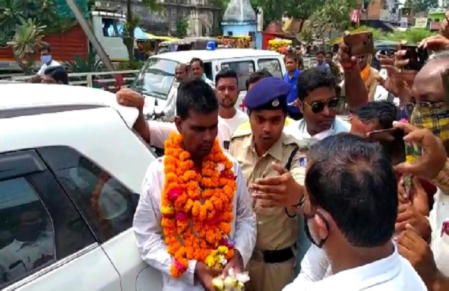 मध्य प्रदेशातील रीवातील नयीगढी भागातील छंदहई गावात राहणारा तरुण अनिल साकेत याची पाकिस्तानातील लाहोर तुरुंगातून सुटका झाली असून तो आपल्या घरी परतला आहे. मध्य प्रदेशातील रीवातील नयीगढी भागातील छंदहई गावात राहणारा तरुण अनिल साकेत याची पाकिस्तानातील लाहोर तुरुंगातून सुटका झाली असून तो आपल्या घरी परतला आहे.