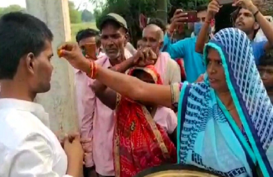 तरुणाच्या देशवापसीनंतर संपूर्ण गावात आनंदाचे वातावरण आहे. त्यांच्या आईने औक्षण करीत त्यांचं स्वागत केलं. गावात ढोल वाजवीत त्यांचं स्वागत करण्यात आलं. तरुणाच्या देशवापसीनंतर संपूर्ण गावात आनंदाचे वातावरण आहे. त्यांच्या आईने औक्षण करीत त्यांचं स्वागत केलं. गावात ढोल वाजवीत त्यांचं स्वागत करण्यात आलं.
