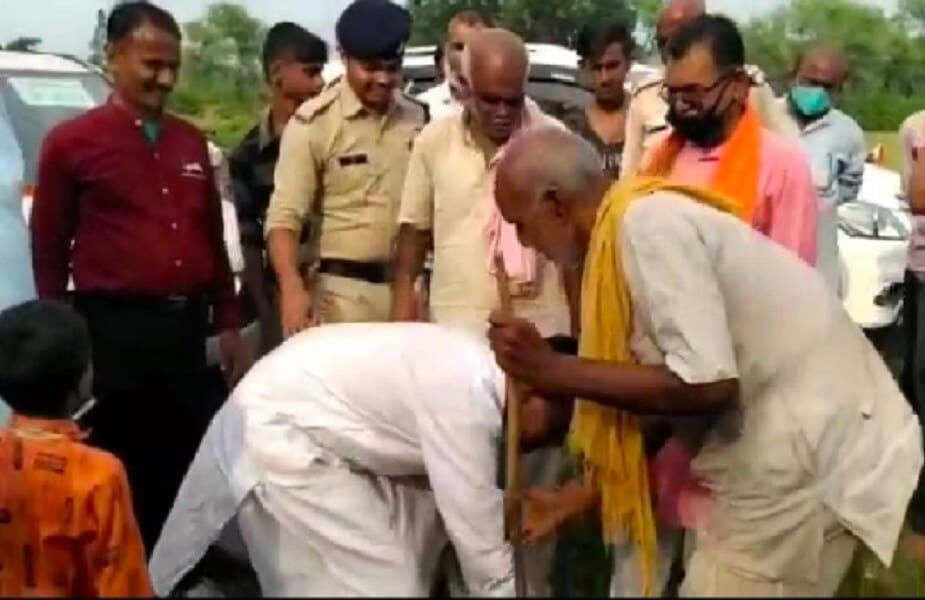 अनिल यांनी आजोबांना नमस्कार केला. या प्रसंगी सर्वजण भावुक झाले होते. आपला मुलगा पुन्हा भारतात येऊ शकेल की नाही, या द्वंदात असताना त्याला पाहून अनेकांच्या डोळ्यात आनंदाश्रू दिसत होते. अनिल यांनी आजोबांना नमस्कार केला. या प्रसंगी सर्वजण भावुक झाले होते. आपला मुलगा पुन्हा भारतात येऊ शकेल की नाही, या द्वंदात असताना त्याला पाहून अनेकांच्या डोळ्यात आनंदाश्रू दिसत होते.