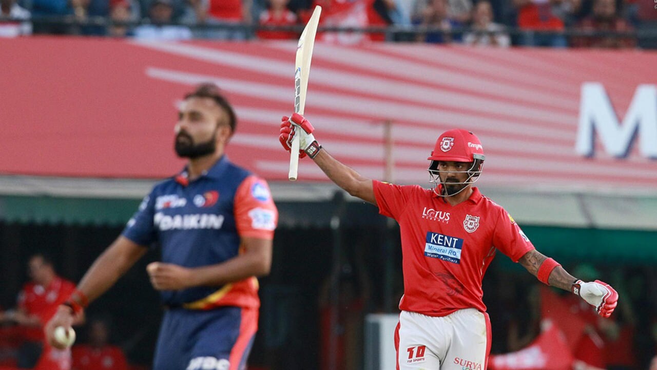 क्रिकेट खेळण्यासाठी जर तुम्ही प्रोटेक्टिव्ह गिअर, शूज, कपडे, क्रिकेट बँट आणि पूर्ण सेट खरेदी करायचा असेल तर यावर देखील 50 टक्के सूट मिळेल. यामध्ये Puma, New Balance, SG, SS, DSC, GM, MRF, Kookaburra, Elevar, Moonwalkr सारखे टॉप ब्रँड आहेत. (File Photo) क्रिकेट खेळण्यासाठी जर तुम्ही प्रोटेक्टिव्ह गिअर, शूज, कपडे, क्रिकेट बँट आणि पूर्ण सेट खरेदी करायचा असेल तर यावर देखील 50 टक्के सूट मिळेल. यामध्ये Puma, New Balance, SG, SS, DSC, GM, MRF, Kookaburra, Elevar, Moonwalkr सारखे टॉप ब्रँड आहेत. (File Photo)