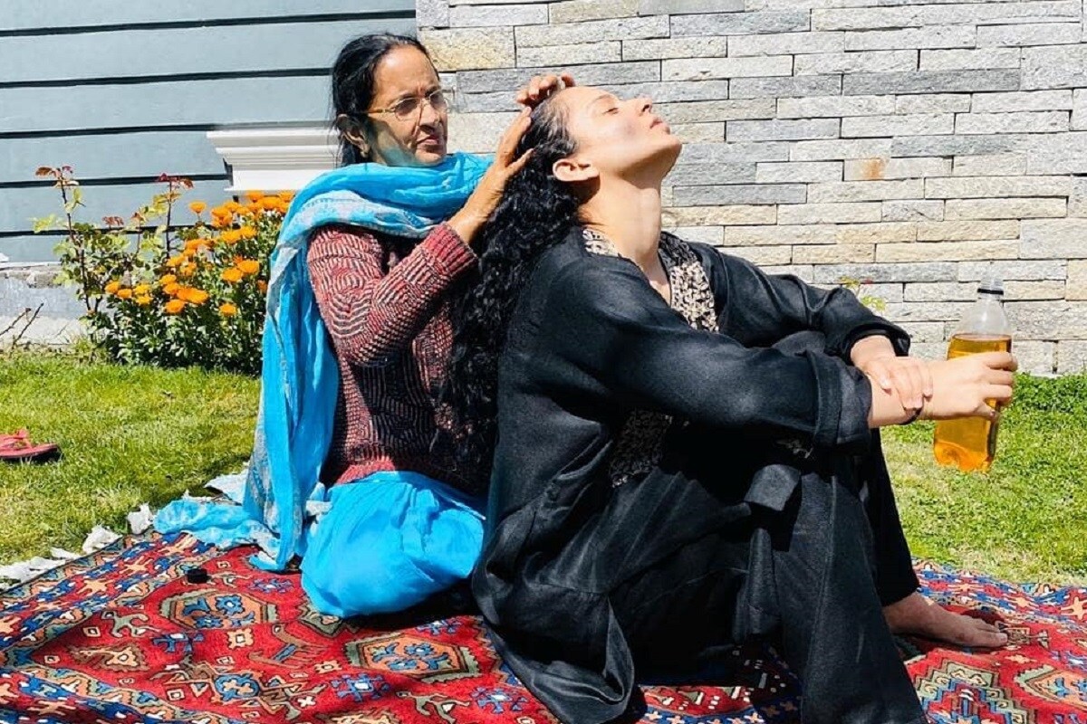 कंगना रनौत आणि महाराष्ट्र सरकार यांच्यामधील वाद अद्यापही सुरू आहे. मुंबईत कार्यालयातील काही भाग तोडल्यानंतर कंगना जड अंत:करणाने घरी परतली. या फोटोत तिची आई केसांना तेल लावत आहेत. कंगना रनौत आणि महाराष्ट्र सरकार यांच्यामधील वाद अद्यापही सुरू आहे. मुंबईत कार्यालयातील काही भाग तोडल्यानंतर कंगना जड अंत:करणाने घरी परतली. या फोटोत तिची आई केसांना तेल लावत आहेत.