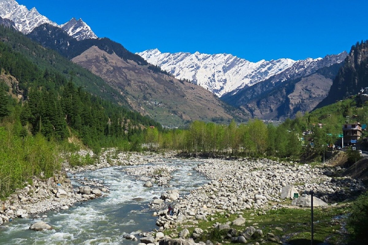 हिमाचल प्रदेश के कुल्लू (Kullu) ज़िले में मनाली स्थित रोहतांग अटल टनल रोहतांग (Atal Tunnel Rohtang) दस साल की कड़ी मेहनत के बाद बनकर तैयार हो गया है. समुद्र तल से 3,000 मीटर (10,000 फीट) की ऊंचाई पर बनाई गई 9 किलोमीटर लंबी इस सुरंग का डिजाइन ऑस्ट्रेलियाई कंपनी स्नोई माउंटेन इंजीनियरिंग कंपनी (SMEC) ने तैयार किया है. इतनी ऊंचाई पर बनी यह दुनिया की सबसे लंबी सुरंग है. वर्ष 2002 में तत्कालीन प्रधानमंत्री अटल बिहारी वाजपेयी ने इस परियोजना की घोषणा की थी. सामरिक दृष्टि से महत्वपूर्ण इस टनल का उद्घाटन प्रधानमंत्री नरेंद्र मोदी 27 सितंबर को कर सकते हैं. हालांकि, तारीख की घोषणा होना अभी बाकी है. हिमाचल प्रदेश के कुल्लू (Kullu) ज़िले में मनाली स्थित रोहतांग अटल टनल रोहतांग (Atal Tunnel Rohtang) दस साल की कड़ी मेहनत के बाद बनकर तैयार हो गया है. समुद्र तल से 3,000 मीटर (10,000 फीट) की ऊंचाई पर बनाई गई 9 किलोमीटर लंबी इस सुरंग का डिजाइन ऑस्ट्रेलियाई कंपनी स्नोई माउंटेन इंजीनियरिंग कंपनी (SMEC) ने तैयार किया है. इतनी ऊंचाई पर बनी यह दुनिया की सबसे लंबी सुरंग है. वर्ष 2002 में तत्कालीन प्रधानमंत्री अटल बिहारी वाजपेयी ने इस परियोजना की घोषणा की थी. सामरिक दृष्टि से महत्वपूर्ण इस टनल का उद्घाटन प्रधानमंत्री नरेंद्र मोदी 27 सितंबर को कर सकते हैं. हालांकि, तारीख की घोषणा होना अभी बाकी है.
