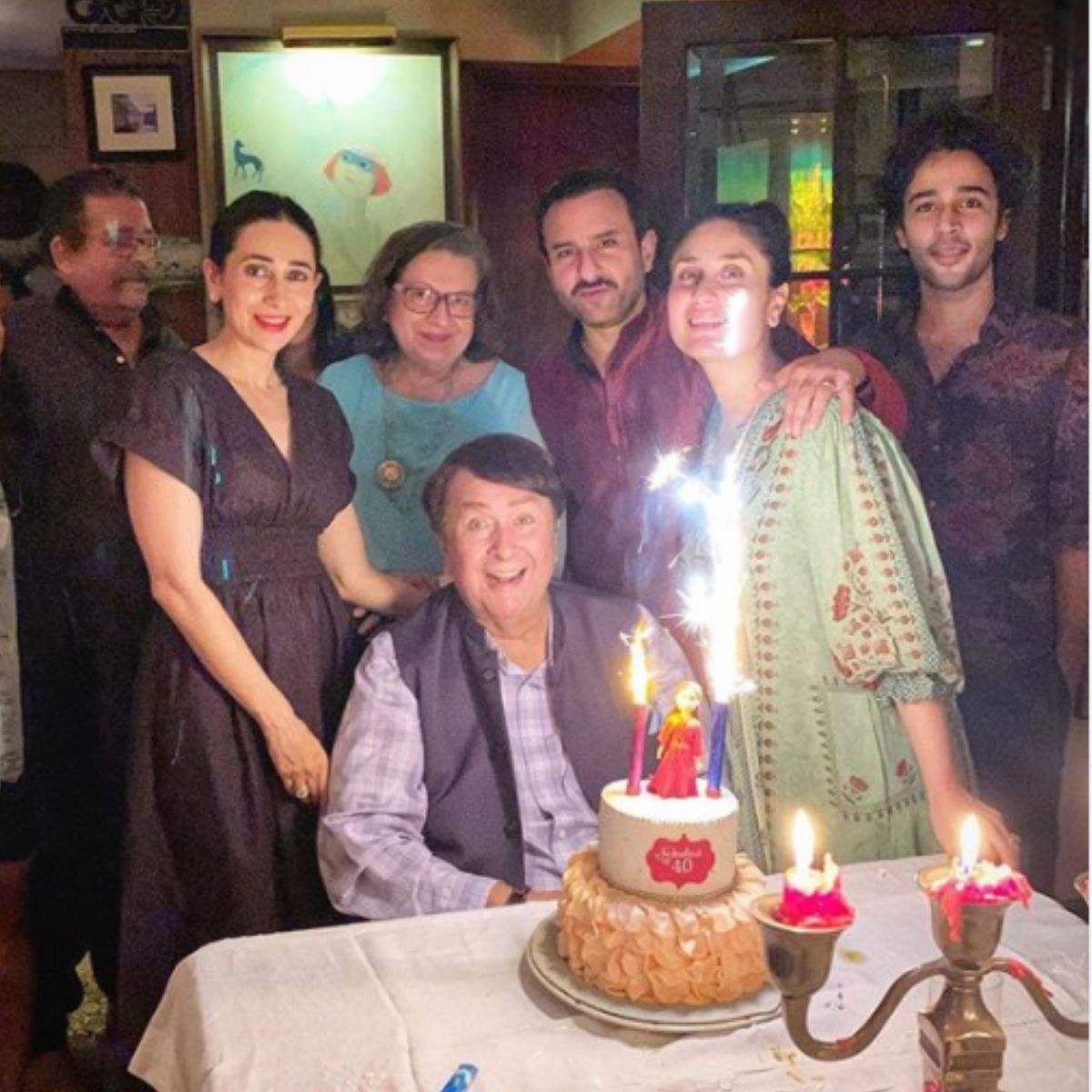 वाढिदिवसानिमितानं करिनानं छोटीशी पार्टी अरेंज केली होती. नेहमी हटके आणि ग्लॅमरस अंदाजात दिसणारी बेबो यावेळी मात्र अगदी साधी आणि मेकअप न करता दिसली. वाढदिवशी करिनाचा हा लूकही अनेकांनी लाईक केला आहे. या बार्थ-डे पार्टीमध्ये केवळ घरचेच लोक उपस्थित होते. करिनाचा पती सैफ, बहिण आणि आई-वडील यांच्यासोबत तिने खास वाढदिवस साजरा केला आहे. (photo credit: instagram/@therealkarishmakapoor) वाढिदिवसानिमितानं करिनानं छोटीशी पार्टी अरेंज केली होती. नेहमी हटके आणि ग्लॅमरस अंदाजात दिसणारी बेबो यावेळी मात्र अगदी साधी आणि मेकअप न करता दिसली. वाढदिवशी करिनाचा हा लूकही अनेकांनी लाईक केला आहे. या बार्थ-डे पार्टीमध्ये केवळ घरचेच लोक उपस्थित होते. करिनाचा पती सैफ, बहिण आणि आई-वडील यांच्यासोबत तिने खास वाढदिवस साजरा केला आहे. (photo credit: instagram/@therealkarishmakapoor)