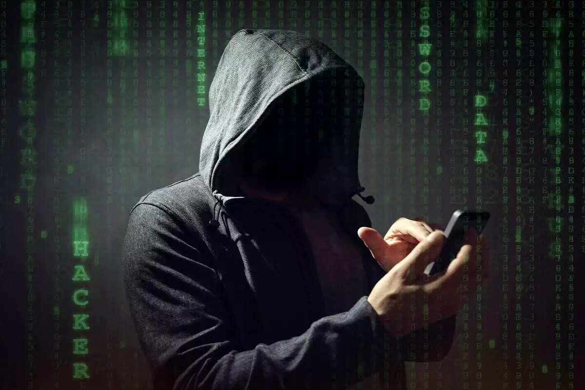 त्याचप्रमाणे कोणत्याही मोबाइल पेमेंट App ना अधिकतर Permission देऊ नका. शक्य असेल तर इंटरनेट बँकिंग किंवा ऑनलाइन बँकिंगसाठी एक असे बँक खाते ठेवा ज्यामध्ये जास्त पैसे नसतील. तुमचे बँक खाते कुठेही लिंक करताना सावधानता बाळगा. त्याचप्रमाणे तुमच्या बँकिंग कस्टमर केअरबाबत माहिती करून घ्या, अशी कोणतीही घटना झाल्यास कार्ड ब्लॉक करा. त्याचप्रमाणे कोणत्याही मोबाइल पेमेंट App ना अधिकतर Permission देऊ नका. शक्य असेल तर इंटरनेट बँकिंग किंवा ऑनलाइन बँकिंगसाठी एक असे बँक खाते ठेवा ज्यामध्ये जास्त पैसे नसतील. तुमचे बँक खाते कुठेही लिंक करताना सावधानता बाळगा. त्याचप्रमाणे तुमच्या बँकिंग कस्टमर केअरबाबत माहिती करून घ्या, अशी कोणतीही घटना झाल्यास कार्ड ब्लॉक करा.