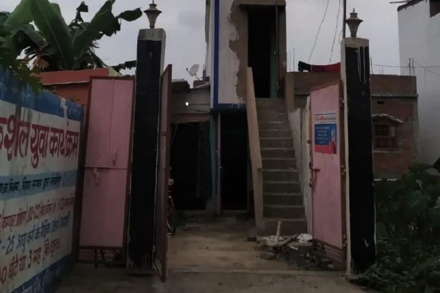 किती कमी जागेत इमारत बांधलेली आहे, याचा अंदाज या फोटोतून येईल. आत जाण्यासाठी हा चिंचोळा रस्ता आहे. किती कमी जागेत इमारत बांधलेली आहे, याचा अंदाज या फोटोतून येईल. आत जाण्यासाठी हा चिंचोळा रस्ता आहे.