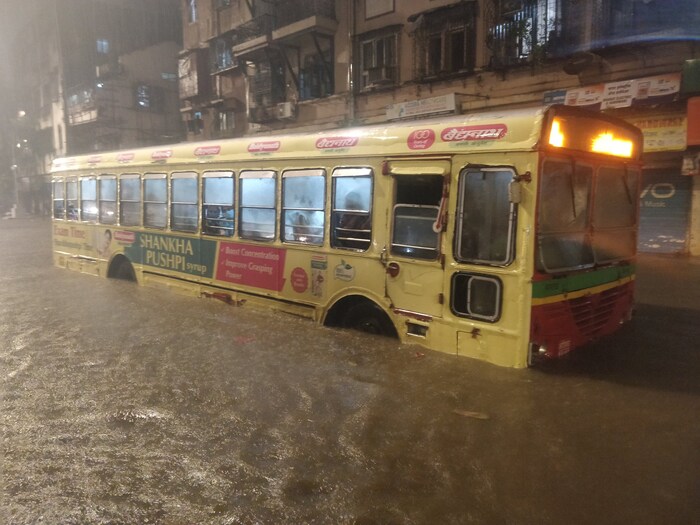 पावसाच्या पाण्याशी संपर्क आलेल्या व्यक्तींनी 24 ते 72 तासांच्या आत वैद्यकीय सल्ला घेऊन प्रतिबंधात्मक औषधोपचार करणं आवश्यक आहे, अशी सूचना महापालिकेच्या कार्यकारी आरोग्य अधिकारी डॉ. मंगला गोमारे यांनी केली आहे. (फोटो सौजन्य - ट्विटर)