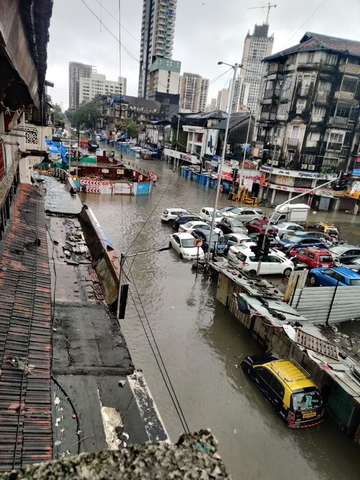 ज्या व्यक्ती पुराच्या पाण्यातून एकदाच चालल्या असून ज्यांच्या पायावर किंवा पाण्याशी संबंध आलेल्या शरीराच्या भागावर जखम नसेल अशा व्यक्ती लेप्टोच्या अनुषंगाने कमी जोखीम गटात मोडतात. डॉक्टरांनी या व्यक्तींची आवश्यक ती तपासणी केल्यानंतर 'डॉक्सिसायक्लीन' (200 मिलीग्रॅम) या कॅप्सुलचं एकदा सेवन करायला सांगावं. (फोटो सौजन्य - ट्विटर)