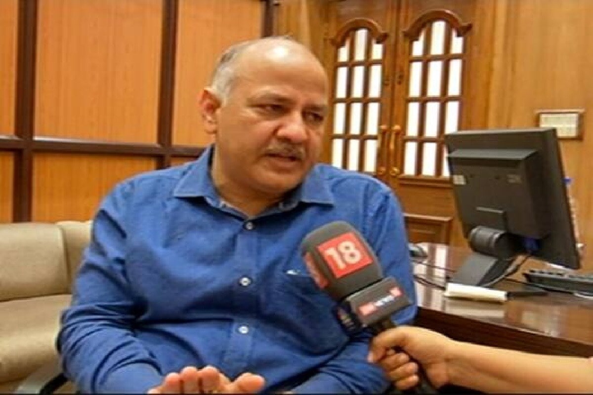 अन्य अधिकाऱ्यांनी सांगितले की, सिसोदिया यांना अधिक तपासणीसाठी रुग्णालयात दाखल करण्यात आलं आहे. त्याच्या शरीरातील तापमान वाढत होते शिवाय ऑक्सीजनचा स्तरही थोडा कमी झाला होता. (फाइल फोटो) अन्य अधिकाऱ्यांनी सांगितले की, सिसोदिया यांना अधिक तपासणीसाठी रुग्णालयात दाखल करण्यात आलं आहे. त्याच्या शरीरातील तापमान वाढत होते शिवाय ऑक्सीजनचा स्तरही थोडा कमी झाला होता. (फाइल फोटो)