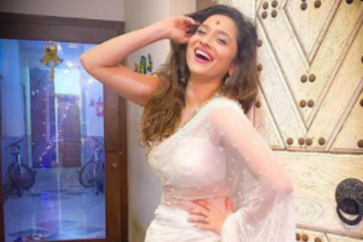 टीवीमधून बॉलिवूडपर्यंत प्रवास करणारी अंकिता लोखंडे (Ankita Lokhande) सोशल मीडियावर बरीच सक्रिया असते. सोशल मीडियावर ती नेहमीच आपले फोटो शेअर करत असते. अंकिता लोखंडे आपले काही फोटो शेअर केले आहेत. ज्यात ती पांढऱ्या साडीमध्ये खूप सुंदर दिसतेय. फोटो साभार- @lokhandeankita/Instagram टीवीमधून बॉलिवूडपर्यंत प्रवास करणारी अंकिता लोखंडे (Ankita Lokhande) सोशल मीडियावर बरीच सक्रिया असते. सोशल मीडियावर ती नेहमीच आपले फोटो शेअर करत असते. अंकिता लोखंडे आपले काही फोटो शेअर केले आहेत. ज्यात ती पांढऱ्या साडीमध्ये खूप सुंदर दिसतेय. फोटो साभार- @lokhandeankita/Instagram