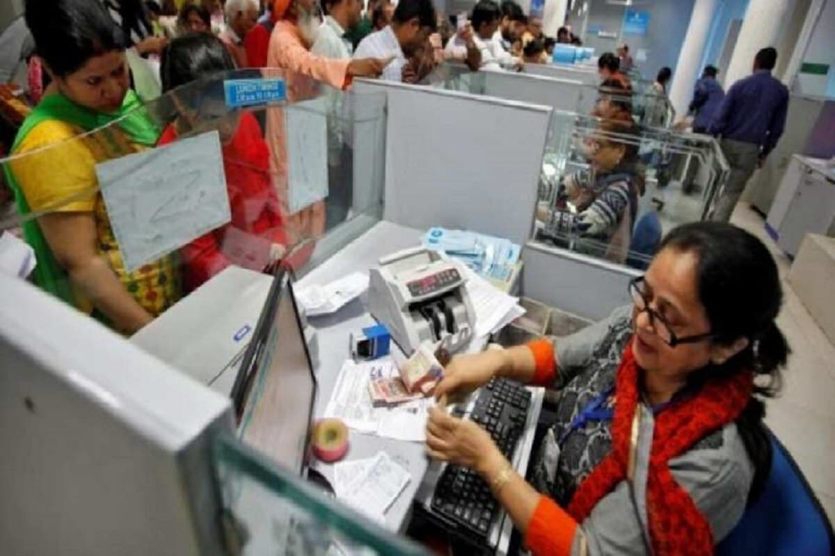 करंट अकाऊंट आणि क्रेडिट कार्डसंदर्भात काय नियम आहे? - जर तुमचे करंट अकाऊंट किंवा 5 लाखाची मर्यादा असणाऱ्या क्रेडिट कार्डच्या माध्यमातून अनधिकृत ट्रान्झॅक्शन झाल्यास, अशावेळी तुमची लायबिलिटी 25,000 रुपये असेल. म्हणजे जर तुमच्या खात्यातून 50000 रुपयांचे अनधिकृत ट्रान्झॅक्शन झाले असेल तर तुम्हाला 25000 रुपयेच परत मिळतील. उर्वरित 10000 रुपयांचे नुकसान तुम्हाला सहन करावे लागेल करंट अकाऊंट आणि क्रेडिट कार्डसंदर्भात काय नियम आहे? - जर तुमचे करंट अकाऊंट किंवा 5 लाखाची मर्यादा असणाऱ्या क्रेडिट कार्डच्या माध्यमातून अनधिकृत ट्रान्झॅक्शन झाल्यास, अशावेळी तुमची लायबिलिटी 25,000 रुपये असेल. म्हणजे जर तुमच्या खात्यातून 50000 रुपयांचे अनधिकृत ट्रान्झॅक्शन झाले असेल तर तुम्हाला 25000 रुपयेच परत मिळतील. उर्वरित 10000 रुपयांचे नुकसान तुम्हाला सहन करावे लागेल