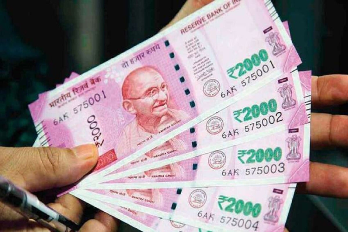 पगार, पेन्शन आणि भविष्य निर्वाह निधी व्यतिरिक्त दीर्घकाळ एकाच कंपनीत काम करणाऱ्या कर्मचार्यांना ग्रॅच्युइटी दिली जाते. ग्रॅच्युइटी म्हणजे कंपनीकडून एखाद्या कर्मचार्यास मिळालेले बक्षीस. जर कर्मचार्याने नोकरीच्या काही अटी पूर्ण केल्या तर निर्धारित सूत्रानुसार त्याला ग्रॅच्युइटीची हमी दिली जाईल. ग्रॅच्युइटीचा छोटा भाग कर्मचार्याच्या पगारामधून वजा केला जातो, परंतु मोठा भाग कंपनीकडून दिला जातो. पगार, पेन्शन आणि भविष्य निर्वाह निधी व्यतिरिक्त दीर्घकाळ एकाच कंपनीत काम करणाऱ्या कर्मचार्यांना ग्रॅच्युइटी दिली जाते. ग्रॅच्युइटी म्हणजे कंपनीकडून एखाद्या कर्मचार्यास मिळालेले बक्षीस. जर कर्मचार्याने नोकरीच्या काही अटी पूर्ण केल्या तर निर्धारित सूत्रानुसार त्याला ग्रॅच्युइटीची हमी दिली जाईल. ग्रॅच्युइटीचा छोटा भाग कर्मचार्याच्या पगारामधून वजा केला जातो, परंतु मोठा भाग कंपनीकडून दिला जातो.