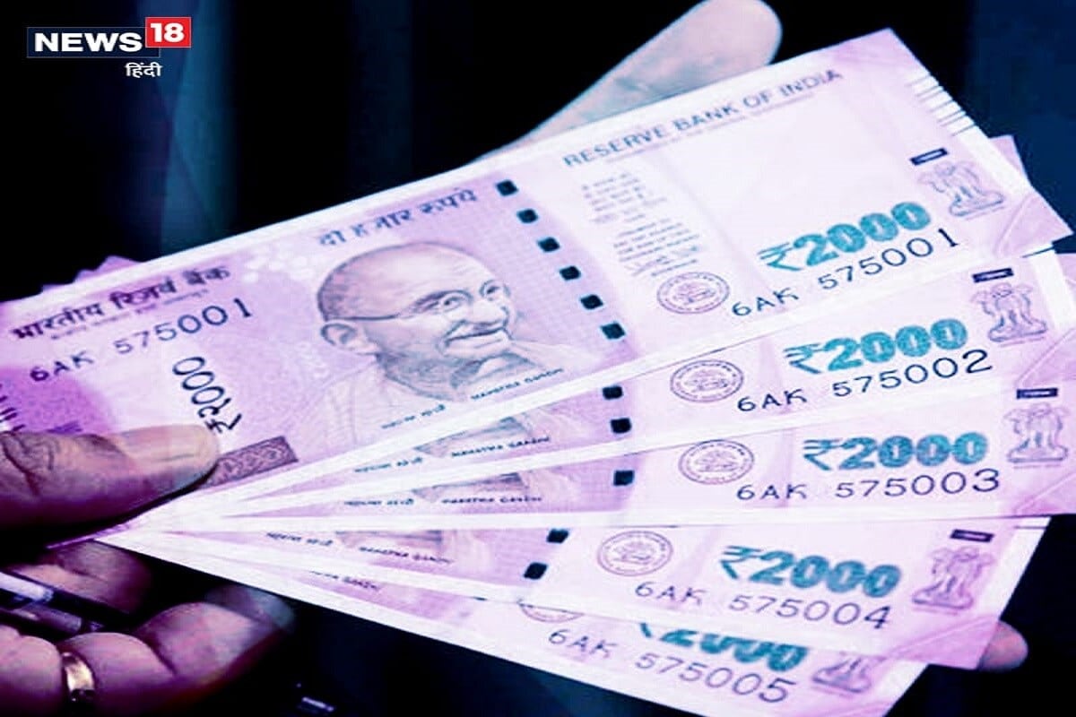 नवीन नियम काय म्हणतो - सरकारने ठराविक मुदतीच्या कर्मचाऱ्यांसाठी अर्थात करारावर काम करणार्यांसाठी ही व्यवस्था केली आहे. जरी एखादी व्यक्ती संबंधित कंपनीकडे एक वर्षाच्या निश्चित मुदतीच्या करारावर काम करत असेल, तरीसुद्धा तिला ग्रॅच्युइटी मिळेल. कॉन्ट्रॅक्टवर काम करणाऱ्या कर्मचार्याला आता नियमित कर्मचार्यांप्रमाणेच सामाजिक सुरक्षा अधिकार देण्यात आले आहेत. कंकंत्राटी कर्मचार्यांव्यतिरिक्त सीझनल काम करणाऱ्या कर्मचाऱ्यांना देखील याचा लाभ घेता येईल नवीन नियम काय म्हणतो - सरकारने ठराविक मुदतीच्या कर्मचाऱ्यांसाठी अर्थात करारावर काम करणार्यांसाठी ही व्यवस्था केली आहे. जरी एखादी व्यक्ती संबंधित कंपनीकडे एक वर्षाच्या निश्चित मुदतीच्या करारावर काम करत असेल, तरीसुद्धा तिला ग्रॅच्युइटी मिळेल. कॉन्ट्रॅक्टवर काम करणाऱ्या कर्मचार्याला आता नियमित कर्मचार्यांप्रमाणेच सामाजिक सुरक्षा अधिकार देण्यात आले आहेत. कंकंत्राटी कर्मचार्यांव्यतिरिक्त सीझनल काम करणाऱ्या कर्मचाऱ्यांना देखील याचा लाभ घेता येईल
