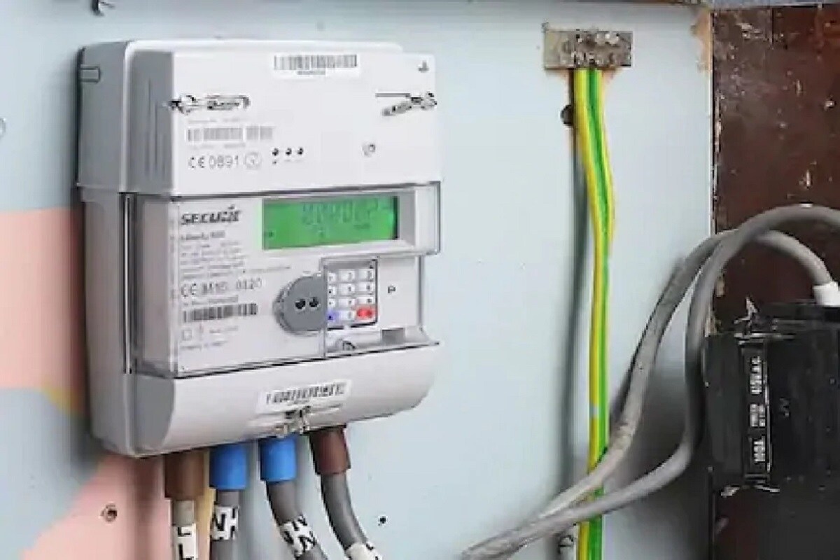 वीज तोडली म्हणून रेल्वे पोलीस भडकले; महावितरणाच्या कर्मचाऱ्याला केली मारहाण