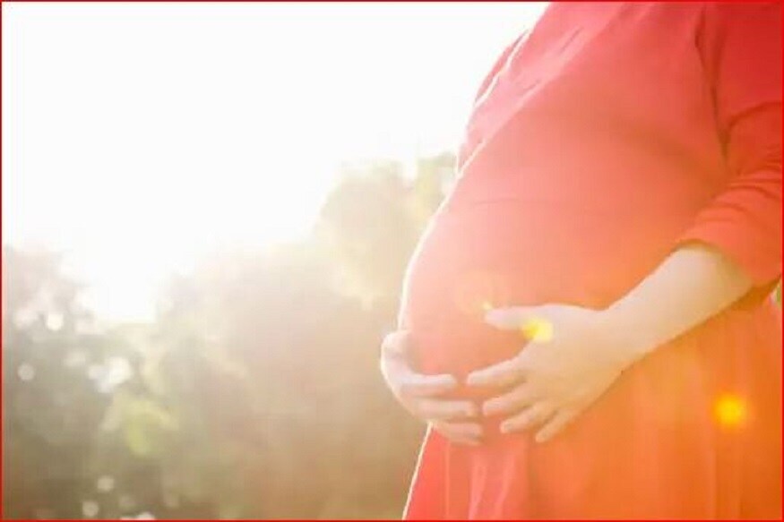 नेदरलँड्समध्ये एक 89 वर्षीय डॉक्टर 49 मुलांचा पिता बनला आहे. वेगवेगळ्या महिलांपासून त्याला एकूण 49 मुलं झाली आहे. या गोष्टीचा खुलासा एका डीएनए रिपोर्ट (DNA Report) मध्ये झाला आहे. मुलं होत नसल्याकारणाने काही दाम्पत्य आयव्हीएफ (IVF)चा सहारा घेतात. दरम्यान या डॉक्टरने या तंत्रज्ञानाचा चुकीचा फायदा घेतला आहे. (फोटो सौ. GETTY) नेदरलँड्समध्ये एक 89 वर्षीय डॉक्टर 49 मुलांचा पिता बनला आहे. वेगवेगळ्या महिलांपासून त्याला एकूण 49 मुलं झाली आहे. या गोष्टीचा खुलासा एका डीएनए रिपोर्ट (DNA Report) मध्ये झाला आहे. मुलं होत नसल्याकारणाने काही दाम्पत्य आयव्हीएफ (IVF)चा सहारा घेतात. दरम्यान या डॉक्टरने या तंत्रज्ञानाचा चुकीचा फायदा घेतला आहे. (फोटो सौ. GETTY)