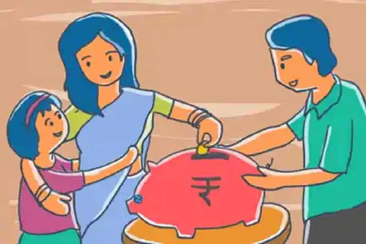 सुकन्या समृद्धी योजनेमध्ये यावेळी 7.6 टक्के दराने व्याज मिळते आहे. या योजनेमध्ये खाते उघडताना जे व्याज असते, त्याच दराने संपूर्ण गुंतवणुकीच्या काळात व्याज मिळते. सरकारने पोस्ट ऑफिस सेव्हिंग अकाऊंटसह सर्व स्मॉल सेव्हिंग स्कीम (Small Saving Schemes) साठी करण्यात येणाऱ्या गुंतवणुकीवर जुलै ते सप्टेंबर या तिमाहीसाठी मिळणाऱ्या व्याजात बदल केले नाही आहेत. सुकन्या समृद्धी योजनेमध्ये यावेळी 7.6 टक्के दराने व्याज मिळते आहे. या योजनेमध्ये खाते उघडताना जे व्याज असते, त्याच दराने संपूर्ण गुंतवणुकीच्या काळात व्याज मिळते. सरकारने पोस्ट ऑफिस सेव्हिंग अकाऊंटसह सर्व स्मॉल सेव्हिंग स्कीम (Small Saving Schemes) साठी करण्यात येणाऱ्या गुंतवणुकीवर जुलै ते सप्टेंबर या तिमाहीसाठी मिळणाऱ्या व्याजात बदल केले नाही आहेत.