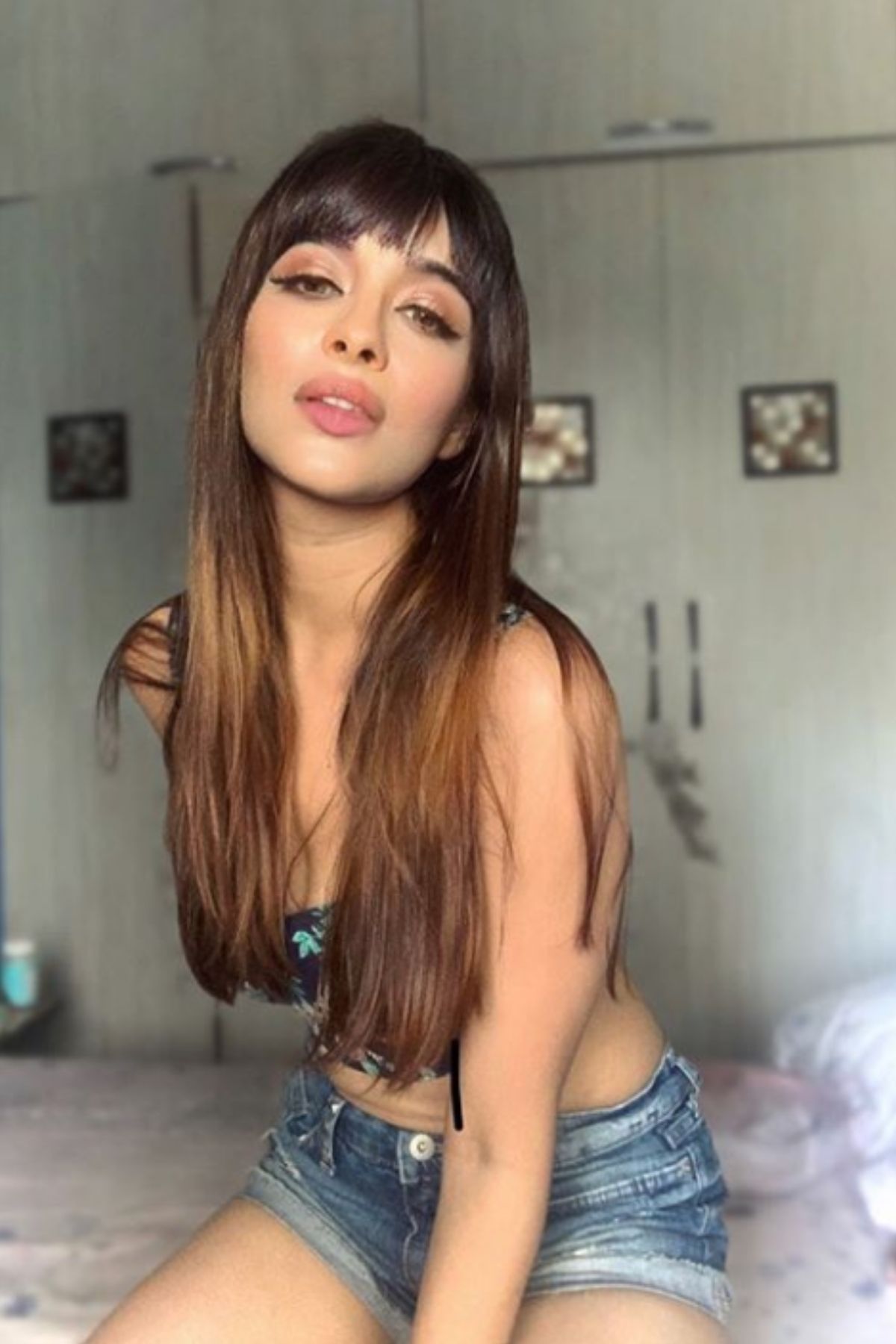 नायरा बनर्जीने इंडस्ट्रीमध्ये असिस्टेंट डायरेक्टर म्हणून देखील काम केले आहे. अभिनेता इमरान हाश्मीचा सिनेमा 'अजहर'मध्ये तिने टोनी डिसूझाला असिस्ट केले होते. (फोटो सौजन्य- instagram/@nyra_banerjee) नायरा बनर्जीने इंडस्ट्रीमध्ये असिस्टेंट डायरेक्टर म्हणून देखील काम केले आहे. अभिनेता इमरान हाश्मीचा सिनेमा 'अजहर'मध्ये तिने टोनी डिसूझाला असिस्ट केले होते. (फोटो सौजन्य- instagram/@nyra_banerjee)