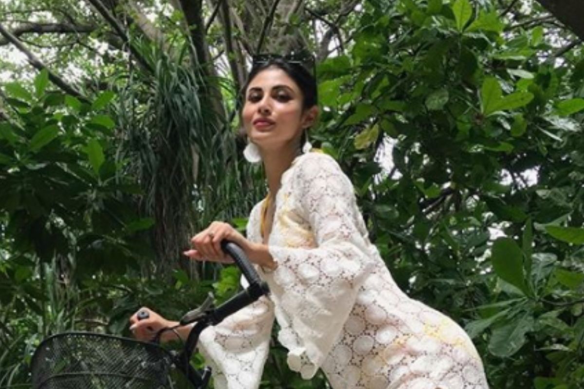 टीव्ही सीरिअल 'नागिन' मधील अभिनेत्री मौनी रॉय मालदीवमध्ये तिचा वाढदिवस मित्रमैत्रिणींसोबत साजरा करत आहे. मालदीवमध्ये खास तिने आपल्या चाहत्यांसाठी फोटो सेलिब्रेशनदरम्यानचे काही फोटो शेअर केले आहेत. टीव्ही सीरिअल 'नागिन' मधील अभिनेत्री मौनी रॉय मालदीवमध्ये तिचा वाढदिवस मित्रमैत्रिणींसोबत साजरा करत आहे. मालदीवमध्ये खास तिने आपल्या चाहत्यांसाठी फोटो सेलिब्रेशनदरम्यानचे काही फोटो शेअर केले आहेत.