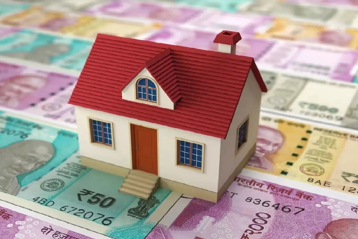 मंजूर प्रकल्पांमध्ये घर खरेदी करणार्या ग्राहकांना गृह कर्जावर कोणतीही प्रक्रिया शुल्क भरावे लागणार नाही. या व्यतिरिक्त ही बँक अधिक चांगली क्रेडिट स्कोअर आणि कर्जाची रक्कम असलेल्या ग्राहकांना 0.10 टक्के व्याज दरात सवलत देत आहे. आपण SBIच्या YONO अॅपद्वारे अर्ज केल्यास आपल्याला 0.5 टक्के विशेष सूट मिळेल. मंजूर प्रकल्पांमध्ये घर खरेदी करणार्या ग्राहकांना गृह कर्जावर कोणतीही प्रक्रिया शुल्क भरावे लागणार नाही. या व्यतिरिक्त ही बँक अधिक चांगली क्रेडिट स्कोअर आणि कर्जाची रक्कम असलेल्या ग्राहकांना 0.10 टक्के व्याज दरात सवलत देत आहे. आपण SBIच्या YONO अॅपद्वारे अर्ज केल्यास आपल्याला 0.5 टक्के विशेष सूट मिळेल.