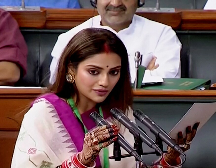 तृणमूल काँग्रेसच्या खासदार आणि बंगाली अभिनेत्री नुसरत जहां कायम विविध कारणांमुळे चर्चेत असतात. लग्नानंतर त्या खासदार झाल्या होत्या. खासदार झाल्यानंतर जेव्हा त्या संसदेत मंगळसूत्र व साडी नेसून गेल्यानंतर मुस्लीम धर्मगुरुंनी त्यांच्यावर ताशेरे ओढले तृणमूल काँग्रेसच्या खासदार आणि बंगाली अभिनेत्री नुसरत जहां कायम विविध कारणांमुळे चर्चेत असतात. लग्नानंतर त्या खासदार झाल्या होत्या. खासदार झाल्यानंतर जेव्हा त्या संसदेत मंगळसूत्र व साडी नेसून गेल्यानंतर मुस्लीम धर्मगुरुंनी त्यांच्यावर ताशेरे ओढले