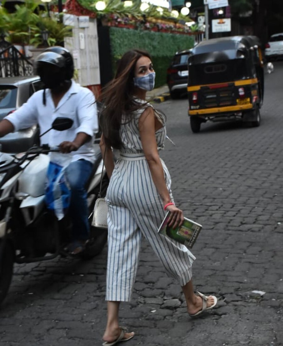 मलायका घराबाहेर पडताच सर्वात आधी सलूनमध्ये गेली अशी माहिती मिळते आहे. तिच्या घराजवळच हे सलून असल्याचं सांगितलं जातं आहे (फोटो सौजन्य - विरल भयानी) मलायका घराबाहेर पडताच सर्वात आधी सलूनमध्ये गेली अशी माहिती मिळते आहे. तिच्या घराजवळच हे सलून असल्याचं सांगितलं जातं आहे (फोटो सौजन्य - विरल भयानी)