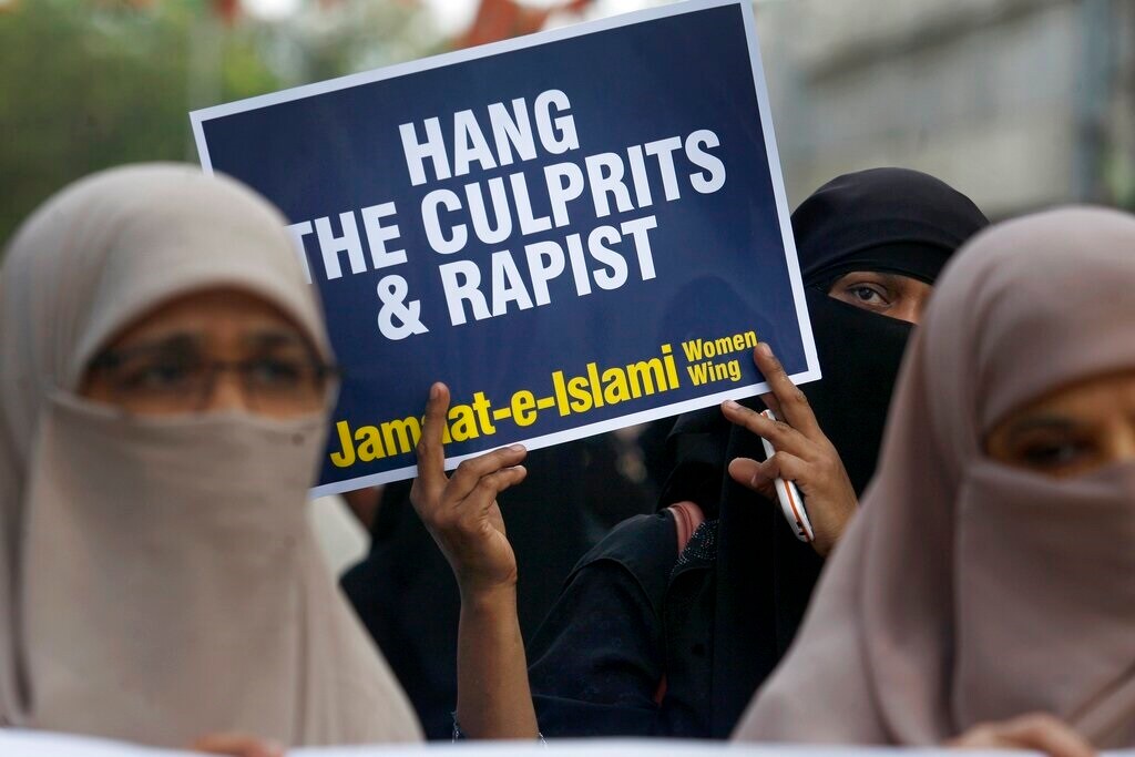 अरब देशांमध्येदेखील बलात्कारासाठी कडक शिक्षा आहे. इराकमध्ये आरोपीला मृत्युदंडाची शिक्षा दिली जाते. पण यामध्ये फाशी दिली जात नाही तर आरोपीला दगड मारून शिक्षा दिली जाते. यामध्ये आरोपीचा मृत्यू होत असल्यानं या शिक्षेचे प्रचंड भय येथील नागरिकांमध्ये आहे. त्यामुळे या ठिकाणी बलात्कारांचं प्रमाण कमी आहे. अरब देशांमध्येदेखील बलात्कारासाठी कडक शिक्षा आहे. इराकमध्ये आरोपीला मृत्युदंडाची शिक्षा दिली जाते. पण यामध्ये फाशी दिली जात नाही तर आरोपीला दगड मारून शिक्षा दिली जाते. यामध्ये आरोपीचा मृत्यू होत असल्यानं या शिक्षेचे प्रचंड भय येथील नागरिकांमध्ये आहे. त्यामुळे या ठिकाणी बलात्कारांचं प्रमाण कमी आहे.