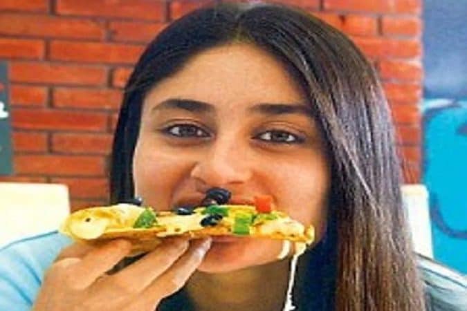 मधल्या वेळेत करिना प्रोटिन शेक आणि फळं खाते. रात्रीच्या जेवणात चपाती,डाळ आणि भाज्याचं सूप असतं. मधल्या वेळेत करिना प्रोटिन शेक आणि फळं खाते. रात्रीच्या जेवणात चपाती,डाळ आणि भाज्याचं सूप असतं.