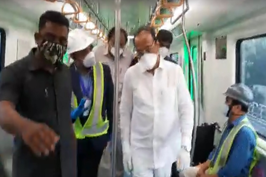 पहाटे तिकीट काढून पुण्यात चक्क मेट्रोमध्ये केला प्रवास, पाहा अजित पवारांच्या हटके स्टाईलचा VIDEO
