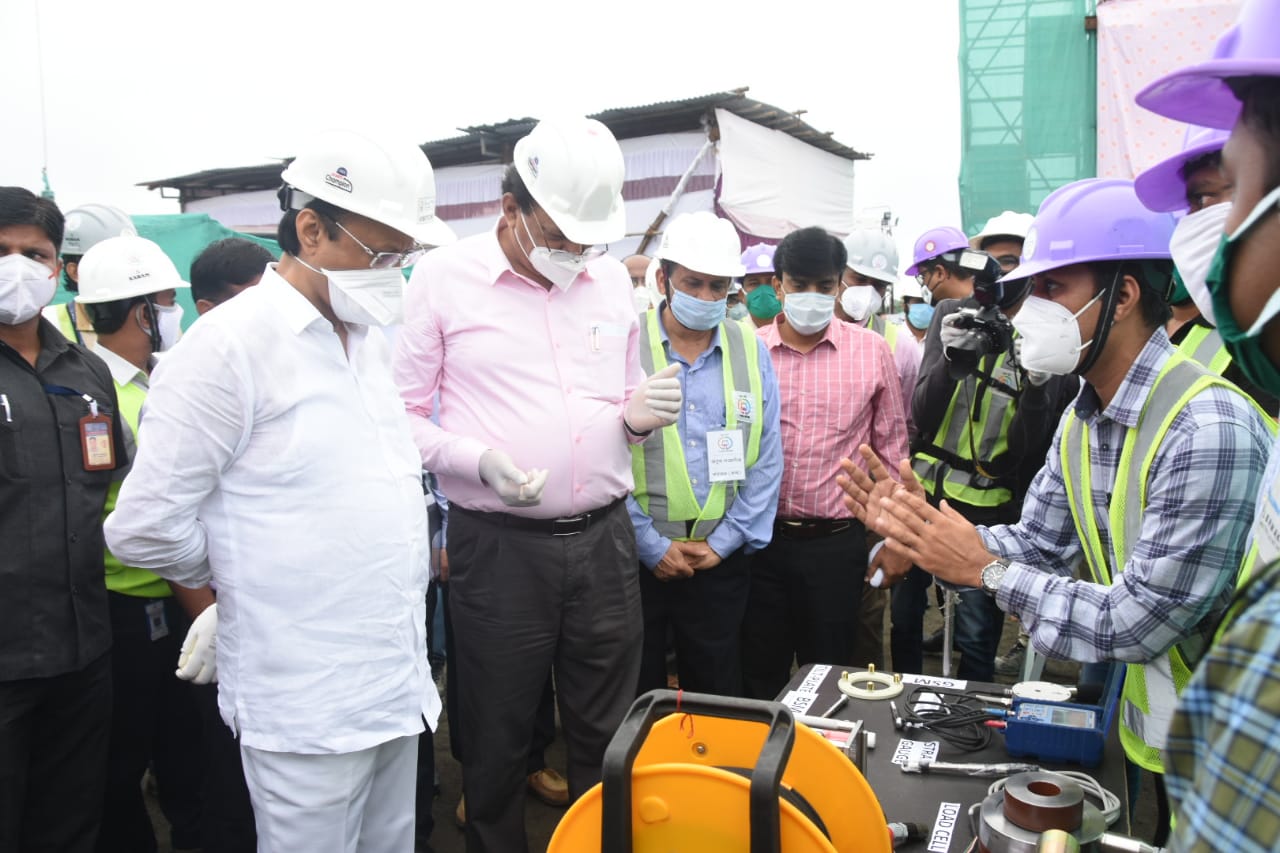 यावेळी महाराष्ट्र मेट्रो रेल कार्पोरेशनचे व्यवस्थापकीय संचालक ब्रिजेश दीक्षित यांनी मेट्रोच्या सुरू असलेल्या कामाबाबत सविस्तर माहिती दिली. 