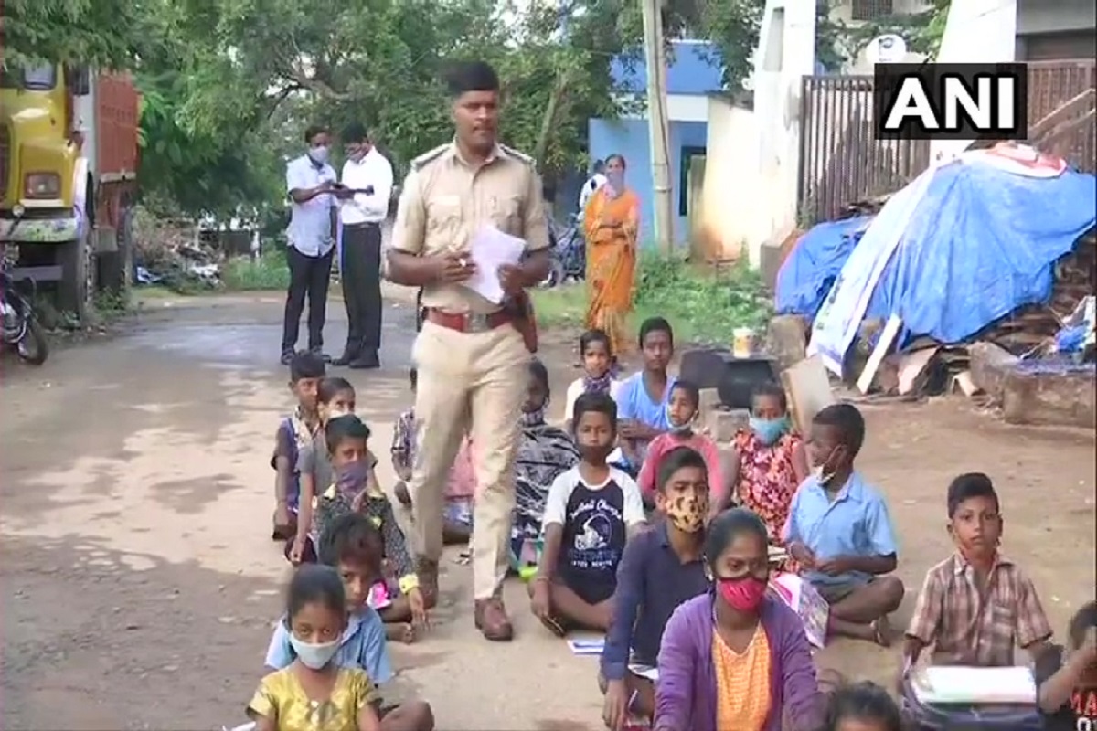 Real Hero! मजुरांच्या मुलांना मोफत शिक्षणत देतोय 'हा' पोलीस अधिकारी