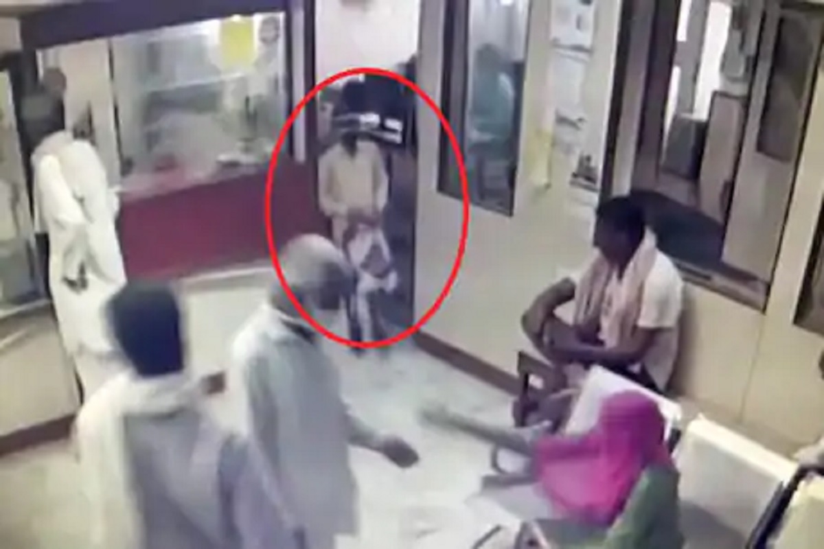 36 सेकंदात 20 लाख रुपये लंपास; अवघ्या 11 वर्षांच्या मुलाने बँकेत मारला डल्ला; पाहा VIDEO