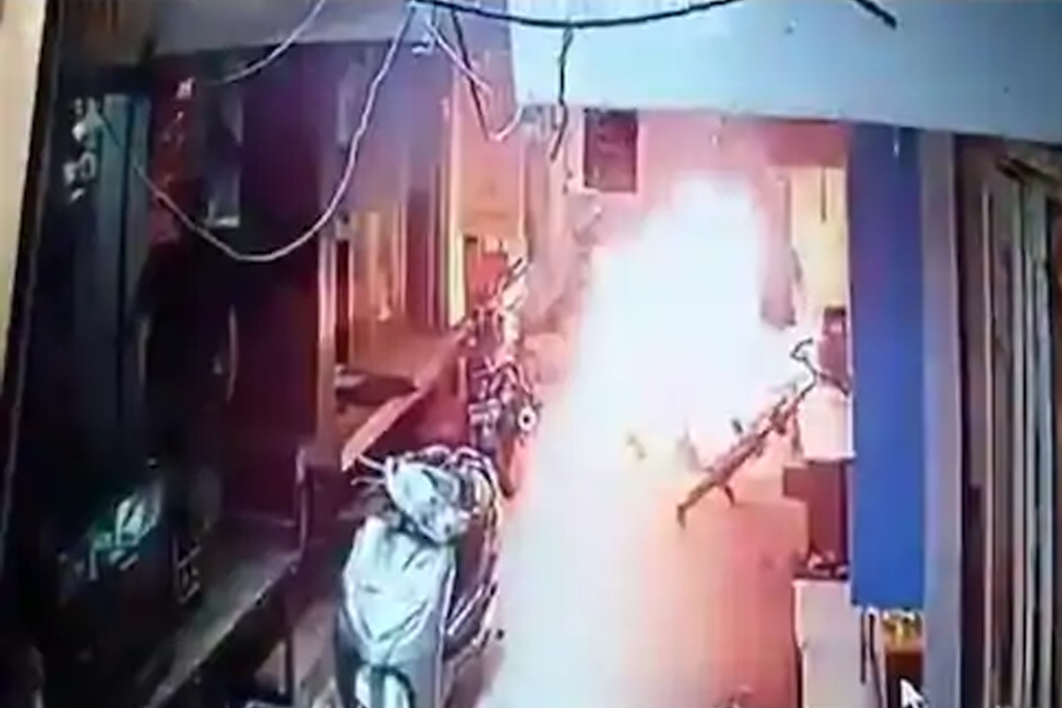 मुलीवरून भांडण! तरुणानं पेट्रोल ओतून वडिलांना जिवंत जाळलं, बदलापूर जवळील घटना