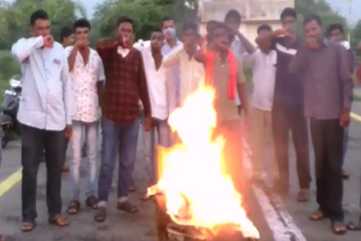 पुन्हा एल्गार! मराठा संघटना आक्रमक, तीन पायाची खुर्ची जाळून केला सरकारचा निषेध