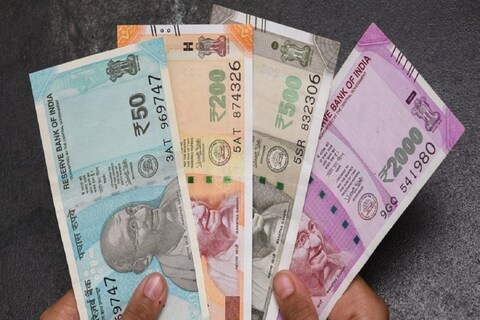 गुंतवणूकदारांसाठी फिक्स्ड डिपॉझिट (FD) हा पर्याय लोकप्रिय आहे. यामध्ये निश्चित रिटर्न मिळणार असतो, त्यामुळे गुंतवणूकदारांचा कल FD कडे असतो.